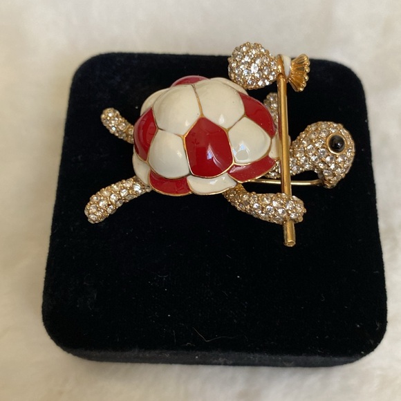 *NWT* Rare Vintage CINER Red & White Enamel/Gold Plated/Crystal Turtle Brooch - Picture 2 of 7